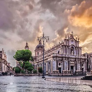 https://monument-home-catania-95121.taorminaitalyhotels.com